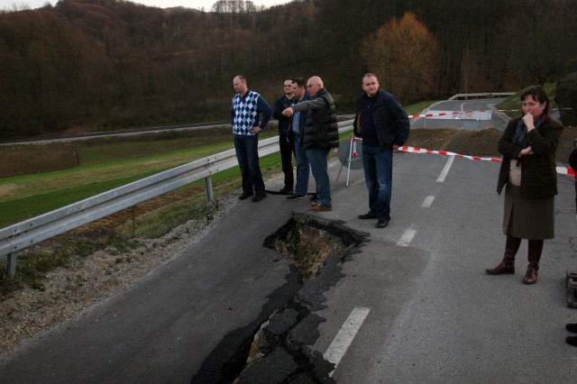 KLIZIŠTE NA DRŽAVNOJ CESTI D-307 U GORNJOJ STUBICI U NASELJU BANŠĆICA